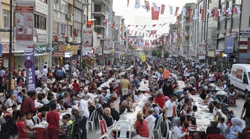 D&ouml;rtyol&rsquo;da 10 Bin Kişilik İftar Sofrası Kuruldu