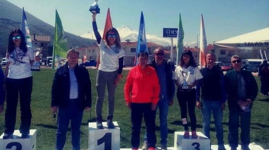 Nil&uuml;ferli Kadın Paraş&uuml;t&ccedil;&uuml;ler Zirvede