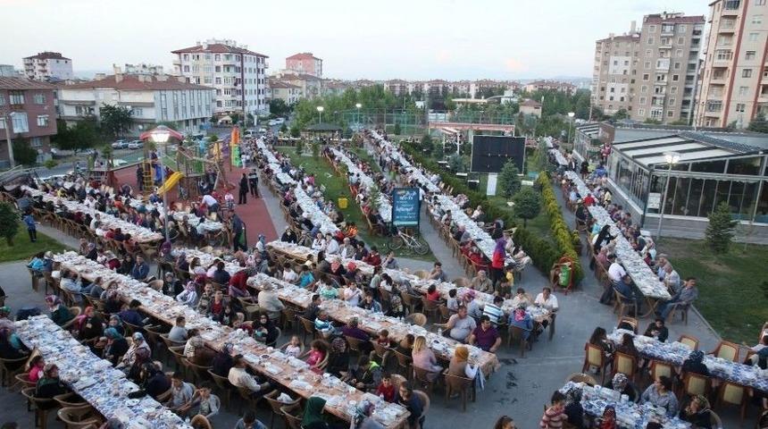 B&uuml;y&uuml;kkılı&ccedil; Esenyurt Halkı İle İftar Sofrasında Buluştu