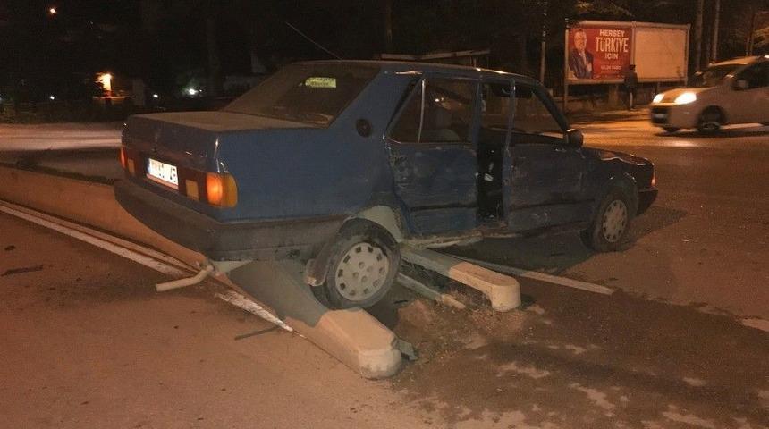 Kazaya Karışan Araç Orta Refüjde Durabildi