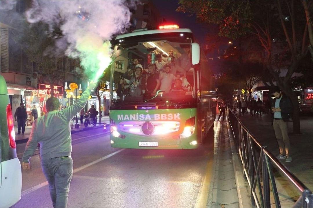Manisa Bbsk&rsquo;ya Taraftarlarından Coşkulu Karşılama
