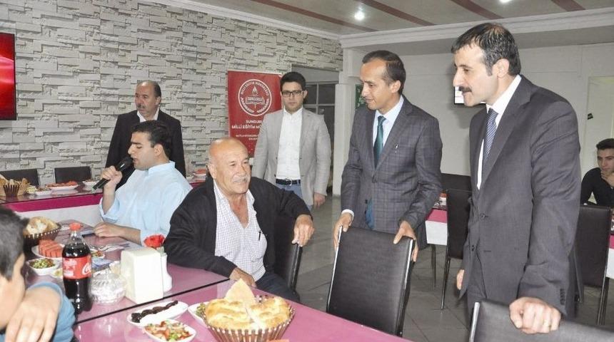 &Ouml;ks&uuml;z Ve Yetim &Ouml;ğrencilere İftar Yemeği