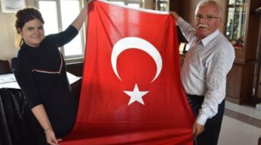 Eğirdir&rsquo;den Birecik&rsquo;e Bayrak