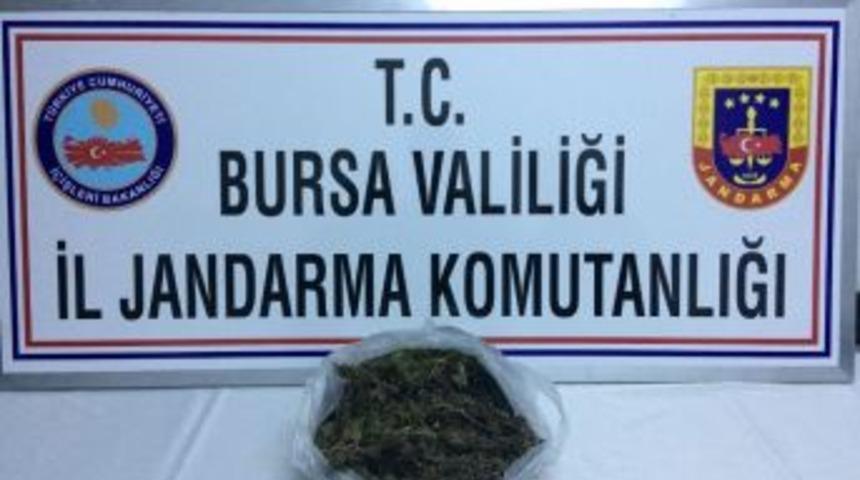 Yakalanacağını Anlayınca Uyuşturucuyu Araçtan Attı