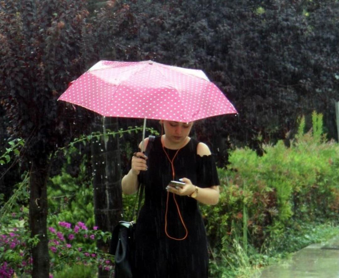 Antalya&rsquo;da Sınava Giden &Ouml;ğrencilere Yağmur S&uuml;rprizi