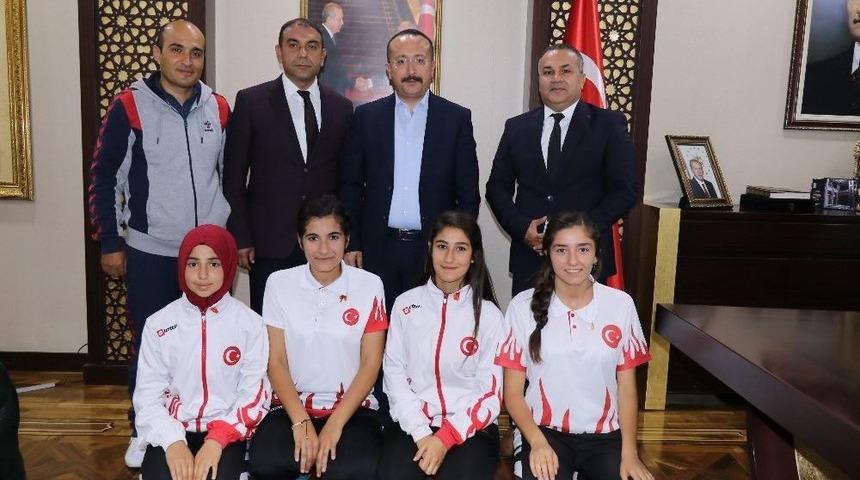 Dünya 3’üncüsü Gelen Sporcular Altınla Ödüllendirdi