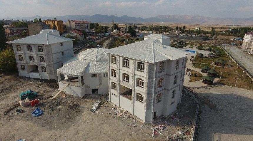 Ilıca’da Kültür Merkezi Ve Belediye Binası İnşaatında Son Rötuşlar