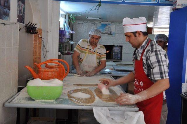 Simav’ın Asırlık Tahinli Pidesine İlgi