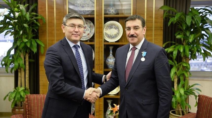 Bakan T&uuml;fenkci, Kazakistan B&uuml;y&uuml;kel&ccedil;isi Saparbekulı&rsquo;yı Kabul Etti
