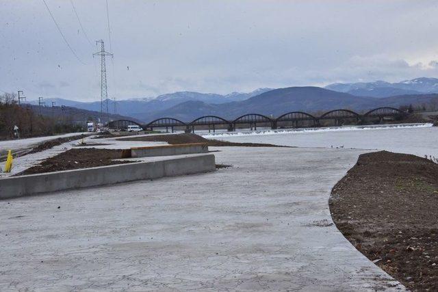 Büyükşehir Belediyesi 2 Bin Ceviz Fidanı Dağıttı