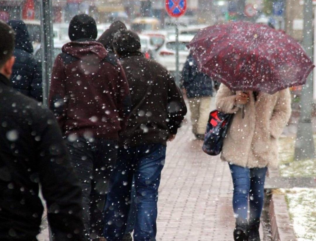 Yağan Kar Kenti Beyaza B&uuml;r&uuml;d&uuml;