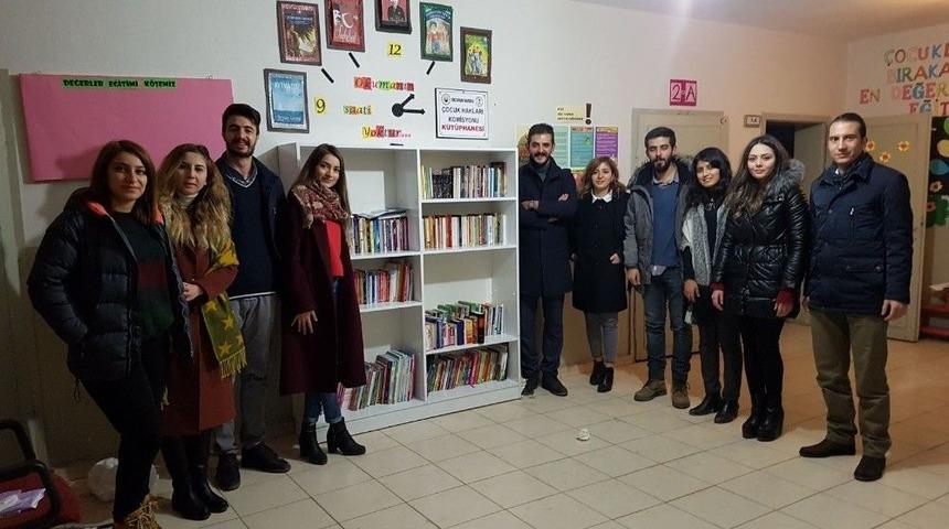 &Ccedil;ocuk Hakları Komisyonu&rsquo;ndan K&ouml;y Okuluna K&uuml;t&uuml;phane