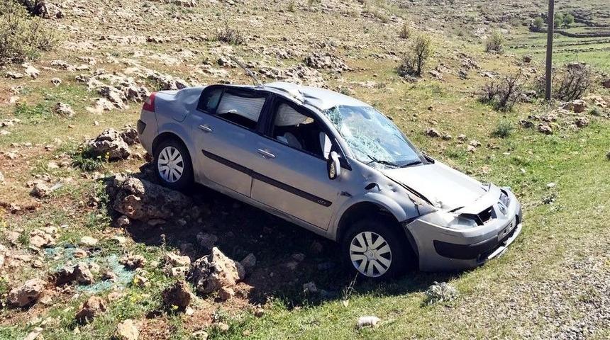Midyat&rsquo;ta Otomobil Şarampole Yuvarlandı: 1 &Ouml;l&uuml;, 3 Yaralı
