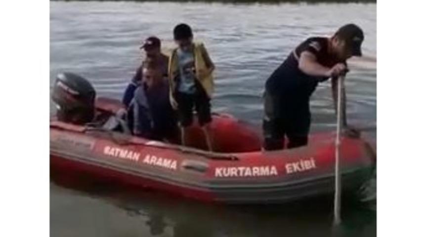 Baba-oğul Balık Avlarken Suda Mahsur Kaldı