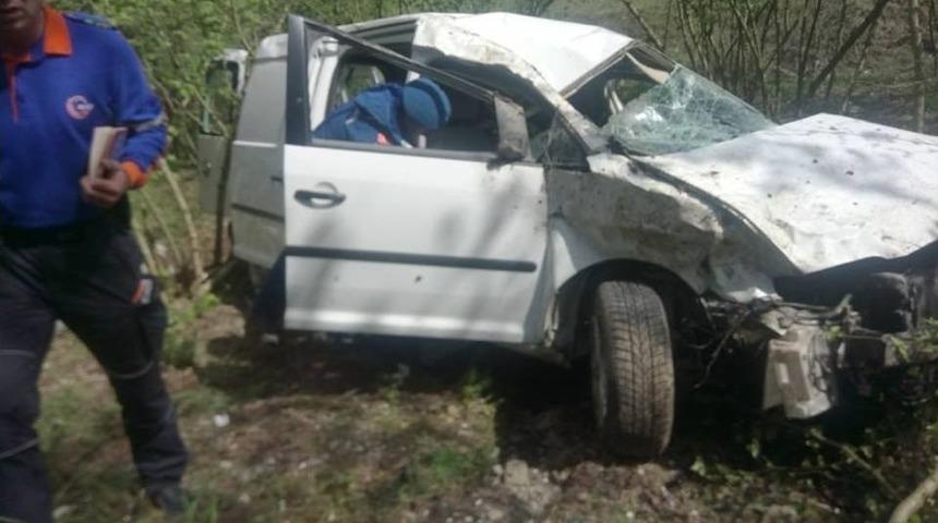 Hafif Ticari Kamyonet Uçuruma Yuvarlandı: 1 Yaralı