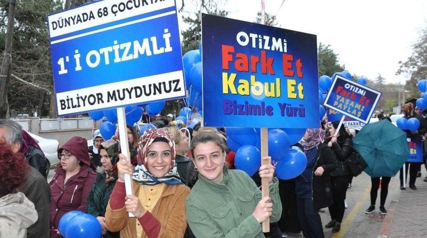 Otizmi Y&uuml;r&uuml;y&uuml;şle Hatırlattılar