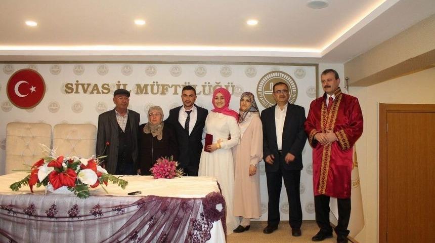 Sivas M&uuml;ft&uuml;s&uuml; İlk Kez Resmi Nikah Kıydı