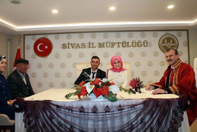 Sivas Müftüsü İlk Kez Resmi Nikah Kıydı