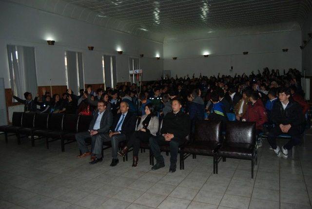 Ünlü Oyuncu İğdigül, Bayramiç’te Öğrencilere Seminer Verdi