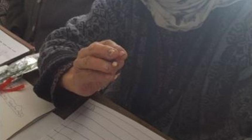 91 Yaşında Okuma Yazma Öğrendi