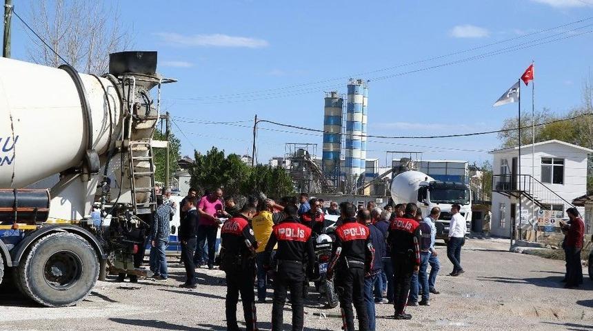Polisten Ka&ccedil;an Ş&uuml;pheliler Beton Mikserine &Ccedil;arpınca Yakalandı.