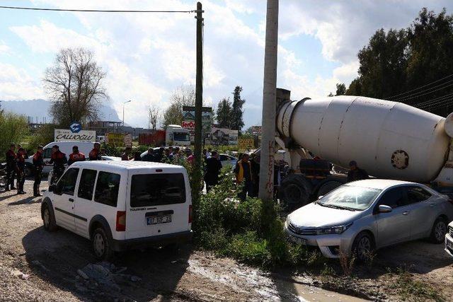 Polisten Kaçan Şüpheliler Beton Mikserine Çarpınca Yakalandı.