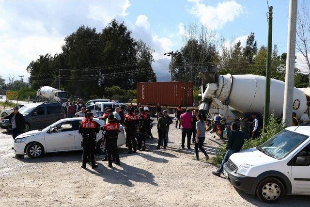 Polisten Kaçan Şüpheliler Beton Mikserine Çarpınca Yakalandı.