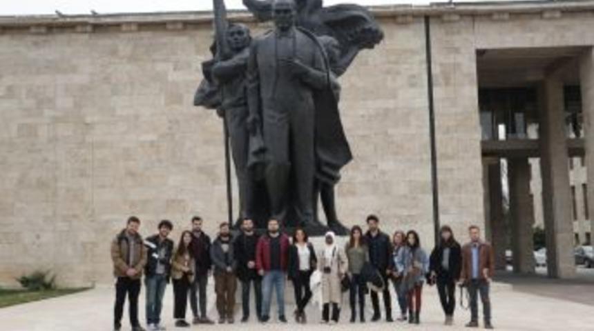 Geleceğin İletişimcileri &Uuml;lke G&uuml;ndemine Y&ouml;n Verenlerle Bir Araya Geldi