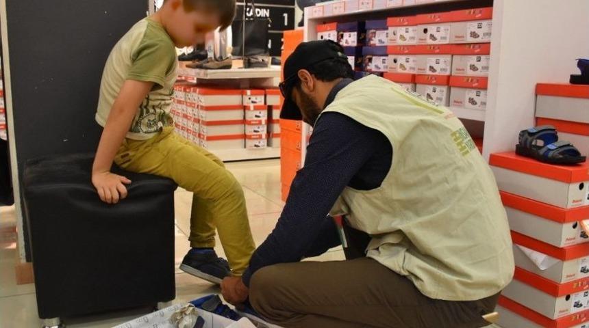 İhh&rsquo;dan Yetim &Ccedil;ocuklara Bayramlık Ayakkabı