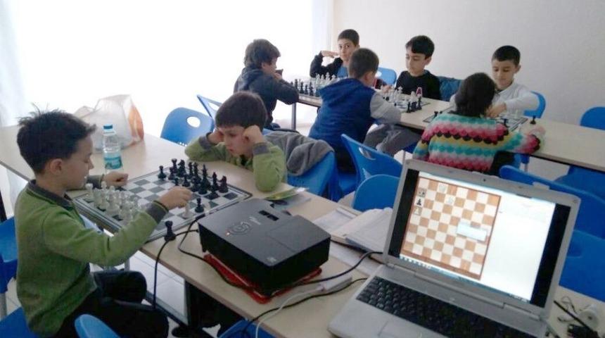 K&uuml;&ccedil;&uuml;kler Satran&ccedil; Tahtasında H&uuml;nerlerini Sergileyecek