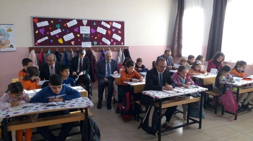 Burhaniye&rsquo;de Kaymakam &Ouml;ner &Ouml;ğrencilerle Birlikte Kitap Okudu