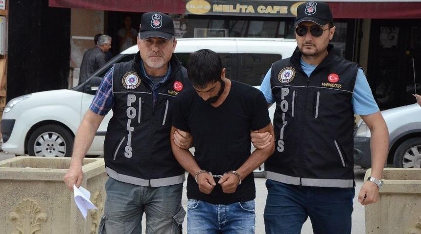 Babasını Kelep&ccedil;eli G&ouml;ren Minik Kız G&ouml;zyaşlarına Boğuldu