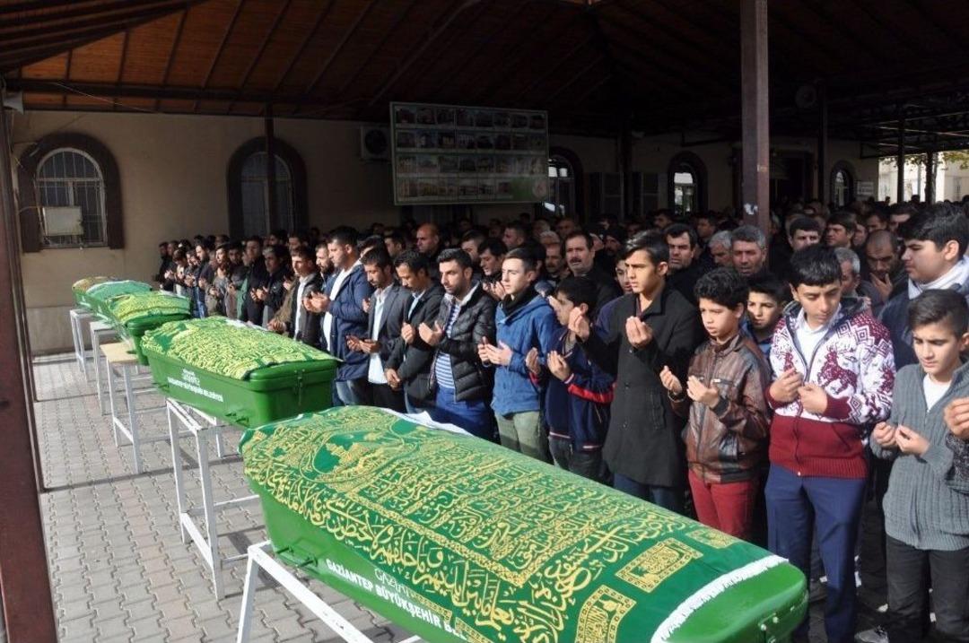 Kazada &Ouml;len Anne, Baba Ve Oğlu Yan Yana Defnedildi