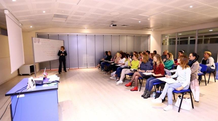 Manavgat&rsquo;ta Yabancı Gelinler T&uuml;rk&ccedil;e &Ouml;ğreniyor