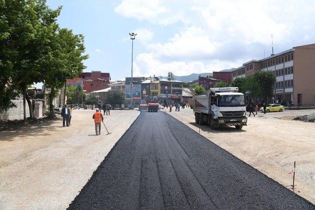 Belediye Meydanında Birinci Kat Asfalt Kaplama Çalışmaları Başladı