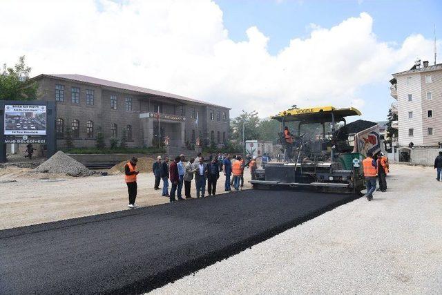 Belediye Meydanında Birinci Kat Asfalt Kaplama Çalışmaları Başladı