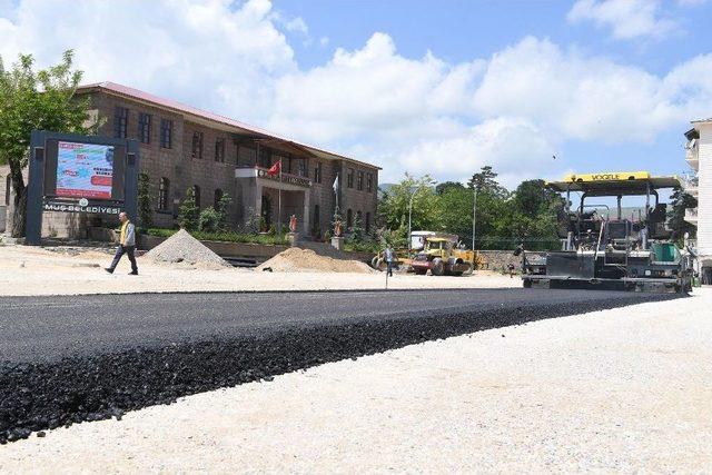 Belediye Meydanında Birinci Kat Asfalt Kaplama Çalışmaları Başladı