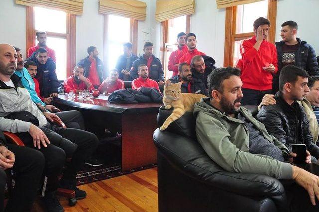 Ayvalıkgücü Belediyespor’dan ‘ümit’ Bebeğe Forma Jesti