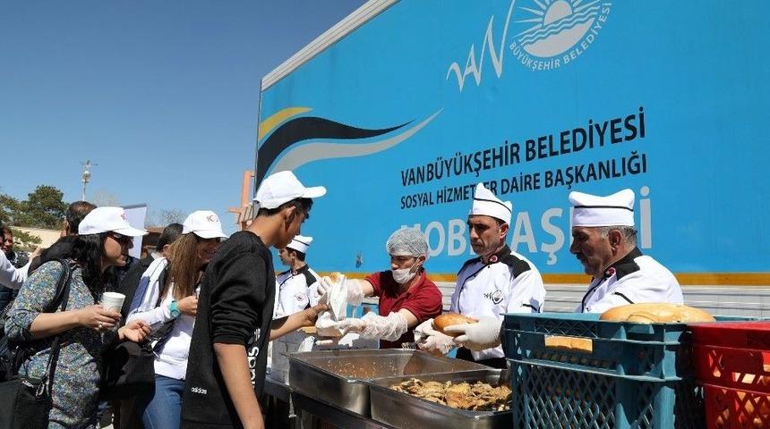 Van Büyükşehir Belediyesinden Balık Ve Ayran Aşı İkramı