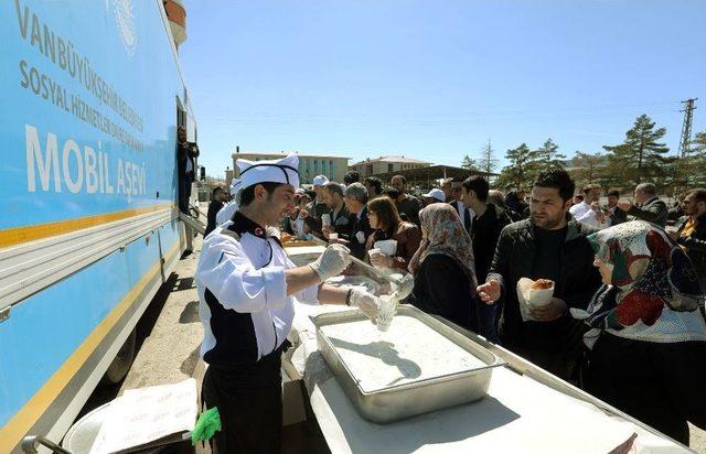 Van Büyükşehir Belediyesinden Balık Ve Ayran Aşı İkramı