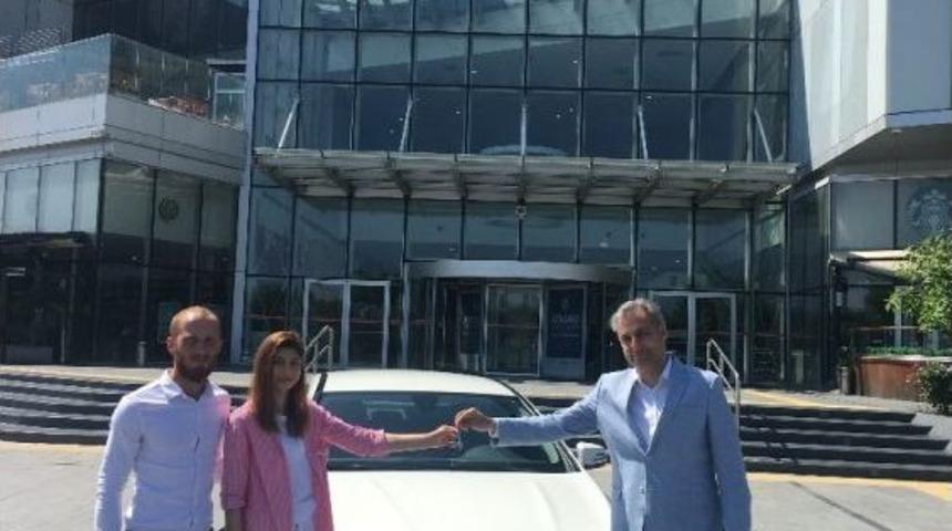 Markette Reyon G&ouml;revlisi &Ccedil;ekilişle L&uuml;ks Otomobil Kazandı
