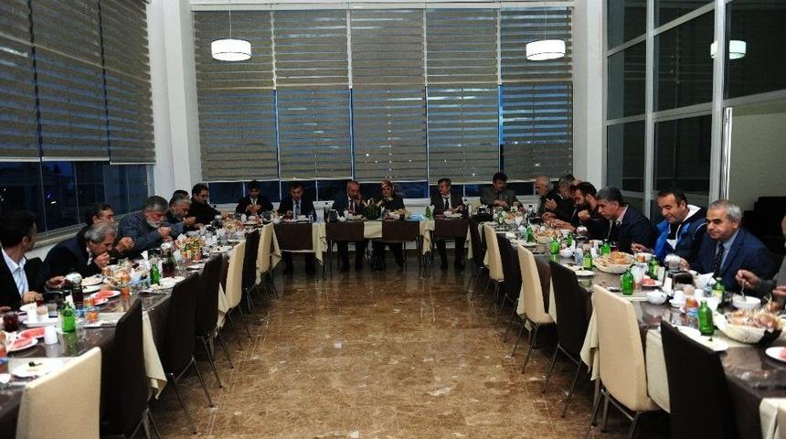 Rekt&ouml;r Battal &Uuml;niversite Personeliyle İftarda Buluştu