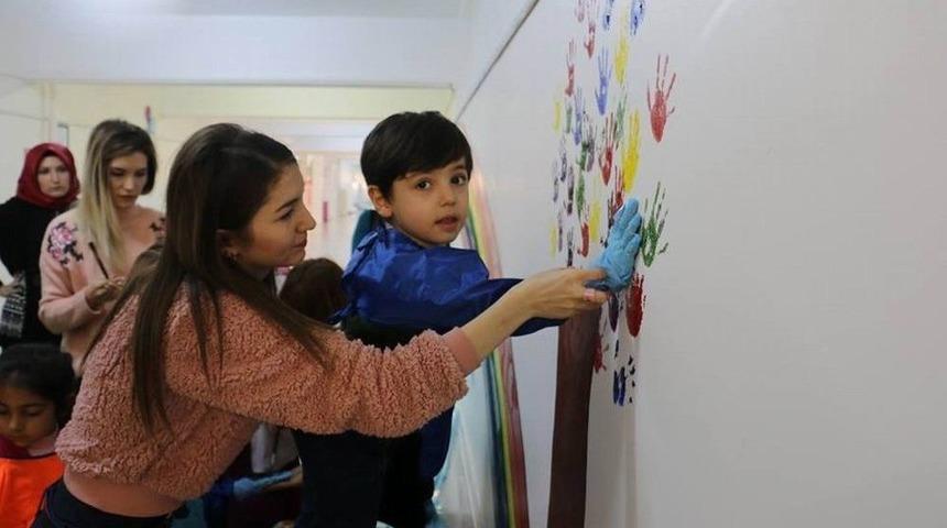 Minik &Ouml;ğrenciler Okulu Boyamaya Yardım Etti