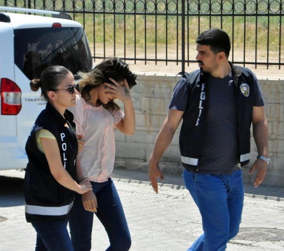 O Kızlar Bu Kez Gazetecilere Saldırdı