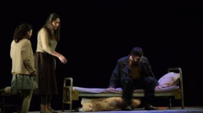 Tiyatro Anadolu Yeni Oyunu &ldquo;savaş&rdquo; İ&ccedil;in Sahnede