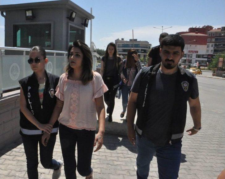 O Kızlar Bu Kez Gazetecilere Saldırdı G2