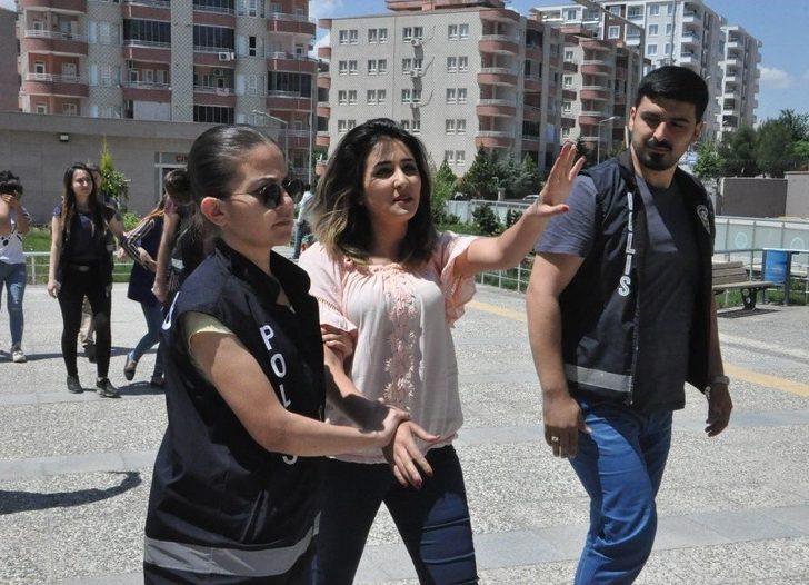 O Kızlar Bu Kez Gazetecilere Saldırdı G4