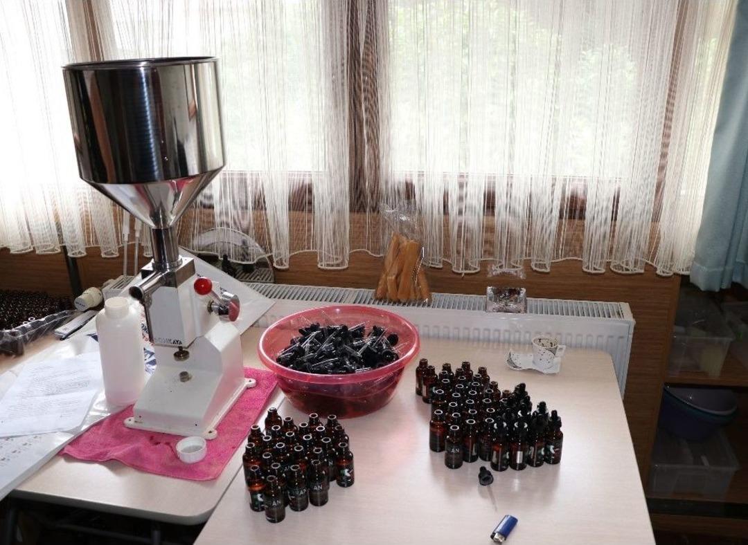 Polisten Ka&ccedil;ak Elektronik Sigara Likidi Operasyonu