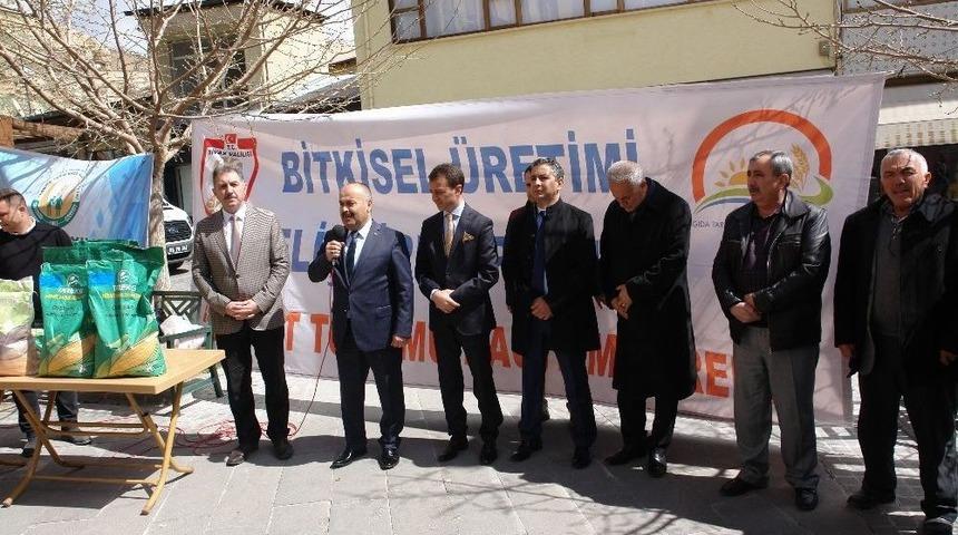 G&uuml;r&uuml;n&rsquo;de Nohut Ve Yem Bitkisi Tohumu Dağıtıldı