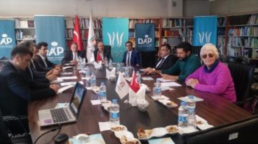 Van&rsquo;da &lsquo;menua Y&uuml;r&uuml;y&uuml;ş Yolu&rsquo; Toplantısı